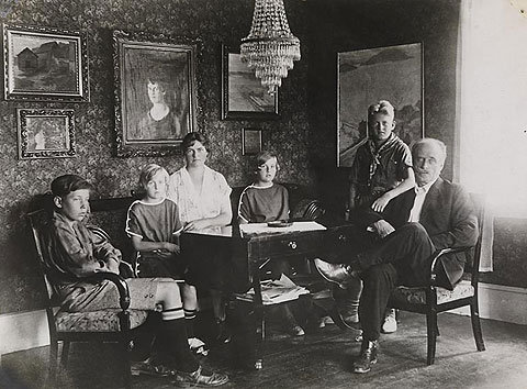 Familien Hamsun samlet på Nørholm.   Fra venstre: Tore (1912–1995), Cecilia (1917–1985), Marie