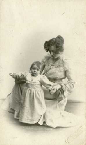 Knut Hamsun giftet seg med Bergljot Göpfert 16. mai 1898. Datteren Victoria ble født 15. august 19