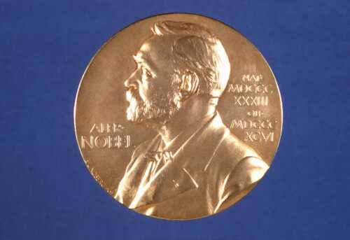 Nobelmedaljen i litteratur, forsiden (advers), med prisens grunnlegger Alfred Nobel i relieff. 